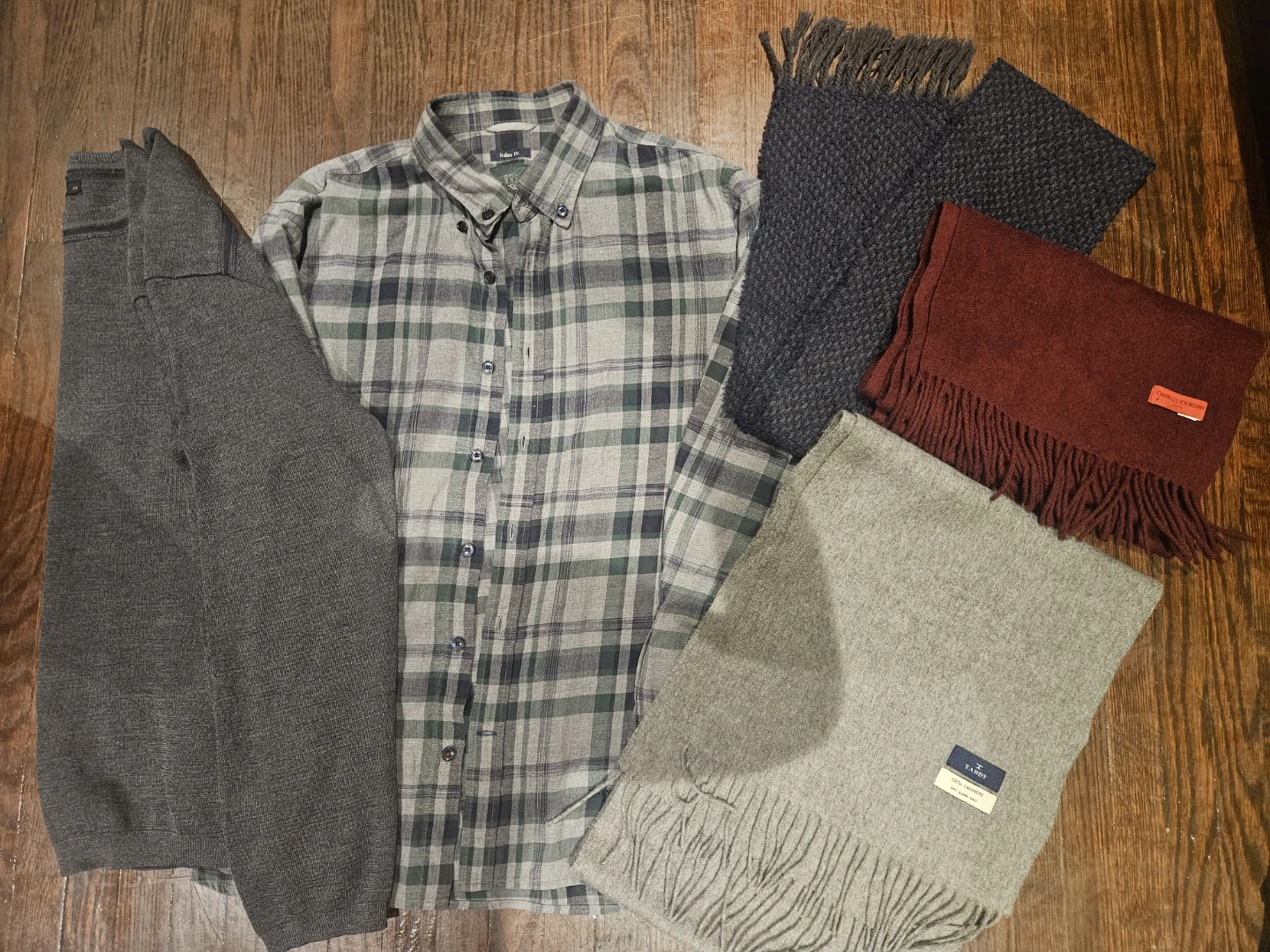 Men’s M Tops & 32” Waist Pants