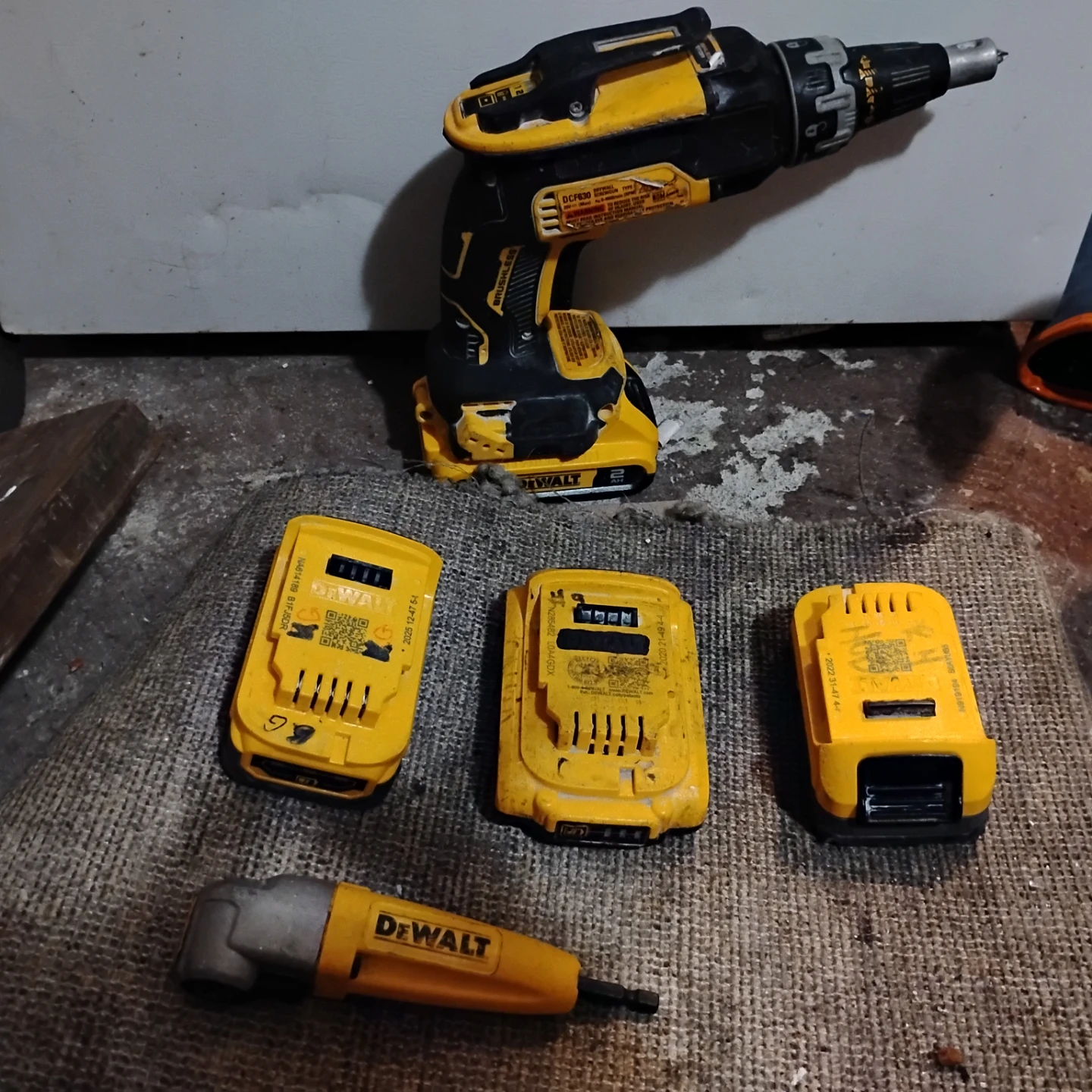 DEWALT DCF630 Cordless Drywall Screwdriver with 3 Batteries - photo 5