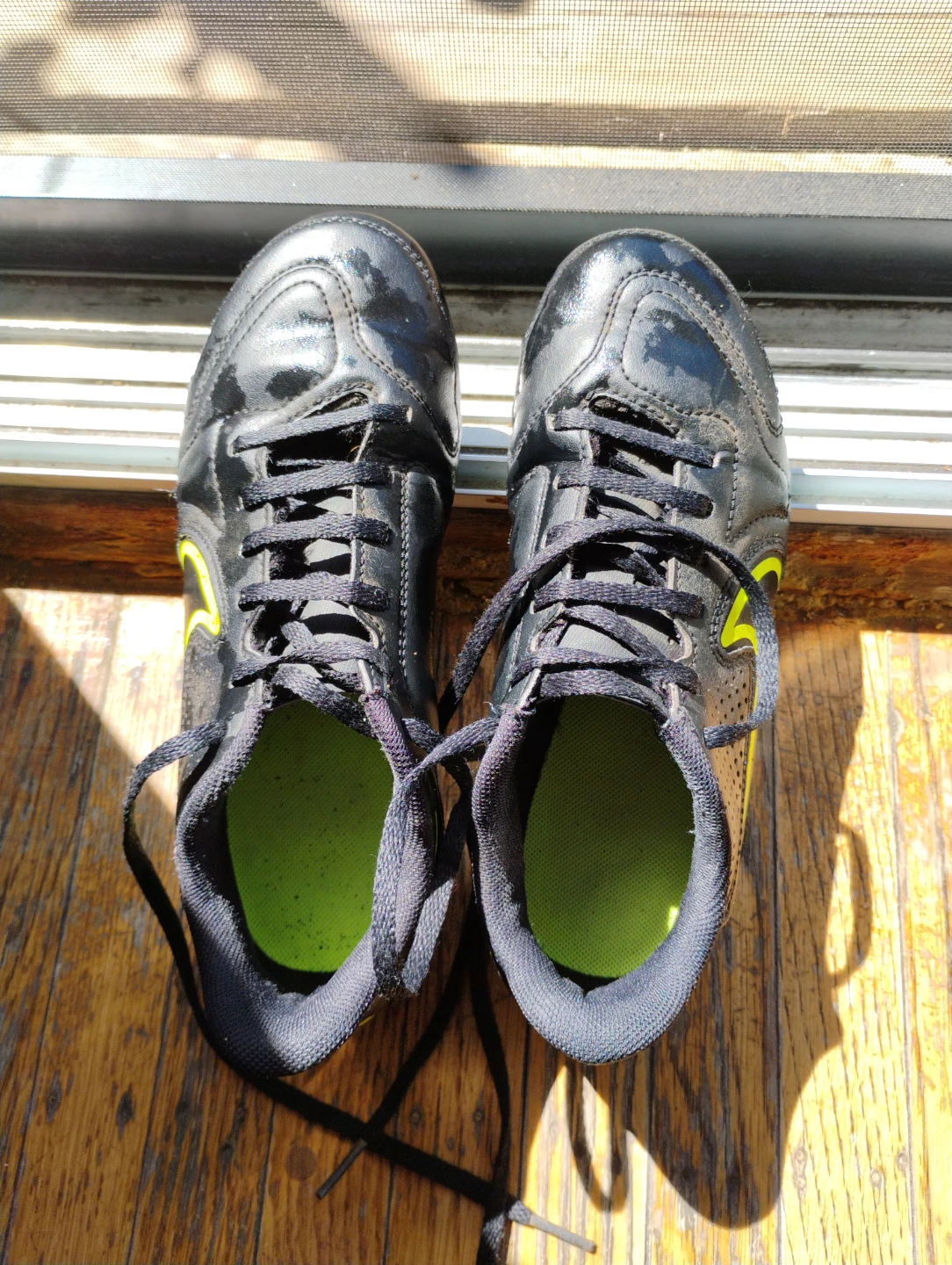 Nike Tiempo Soccer Cleats 3Y size