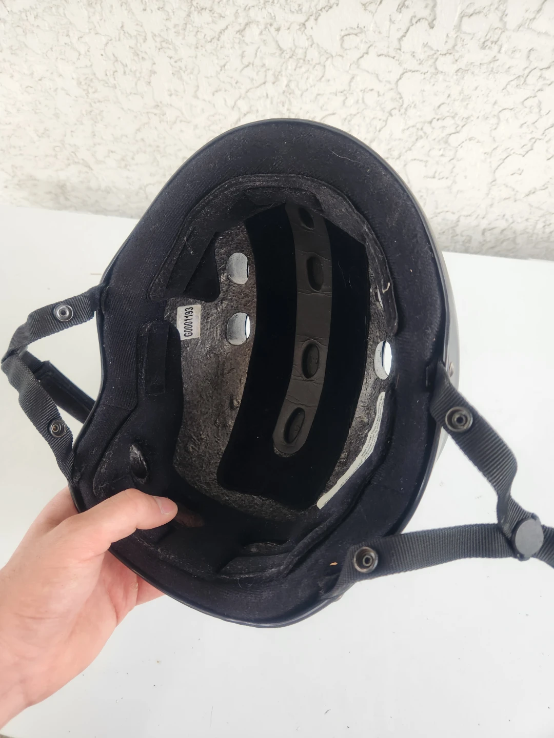 Black mens biking helmet. - photo 2