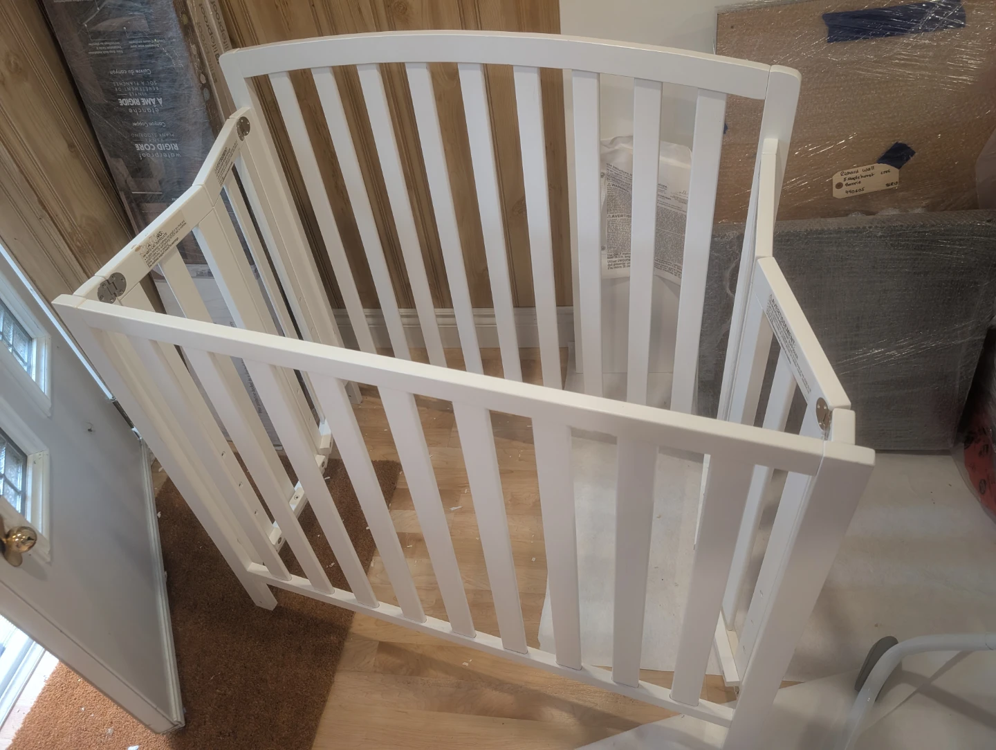 White wooden mini crib with mattress and unicorn sheet - photo 2