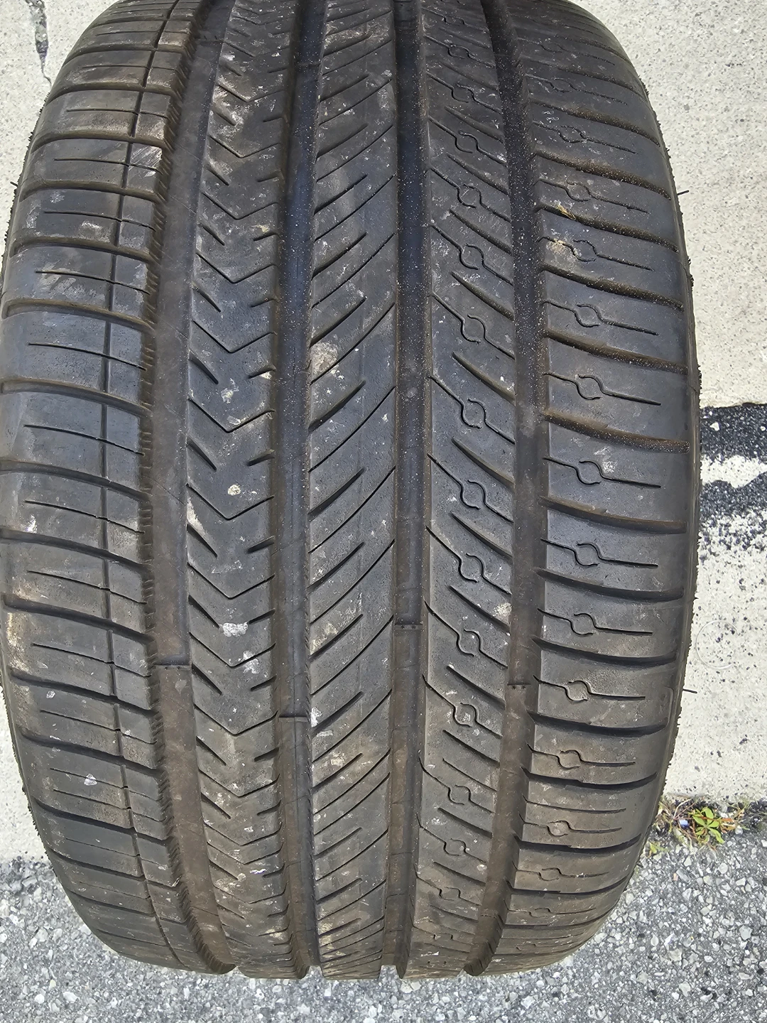 265/35 R19 ALL SEASON TIRE (1 ONLY)