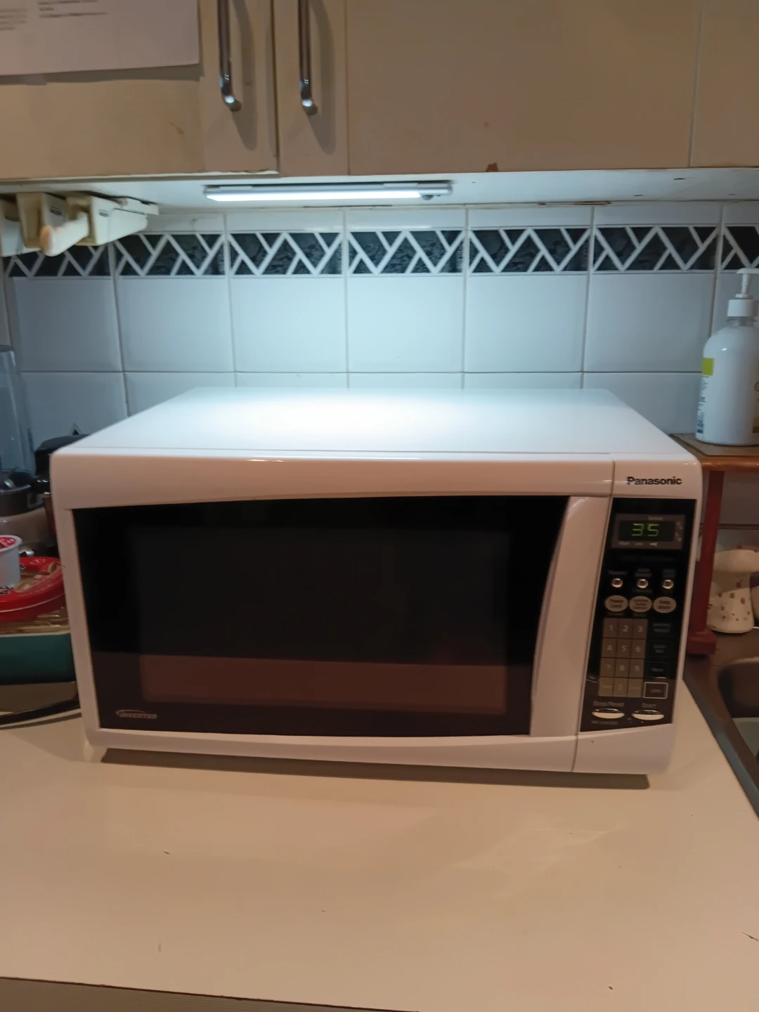 Panasonic Compact Countertop Microwave READ DESCRIPTION ON SIZE