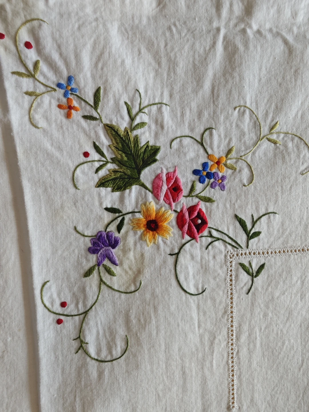 Hand Embroidered Floral Tablecloth - photo 3