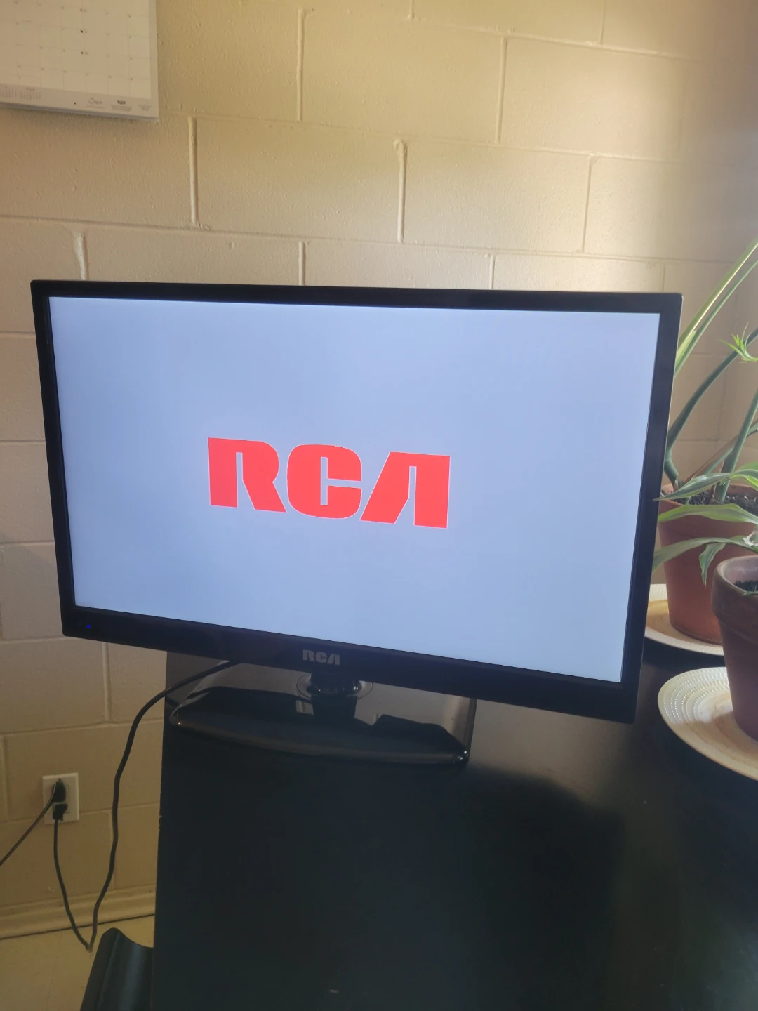 RCA 28 inch LED TV - photo 2