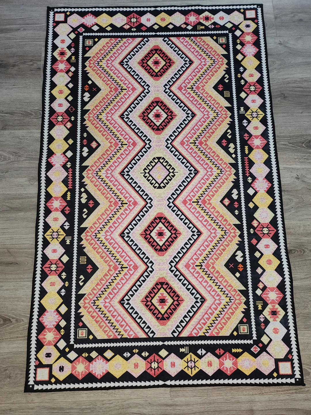 Geometric pattern area rug