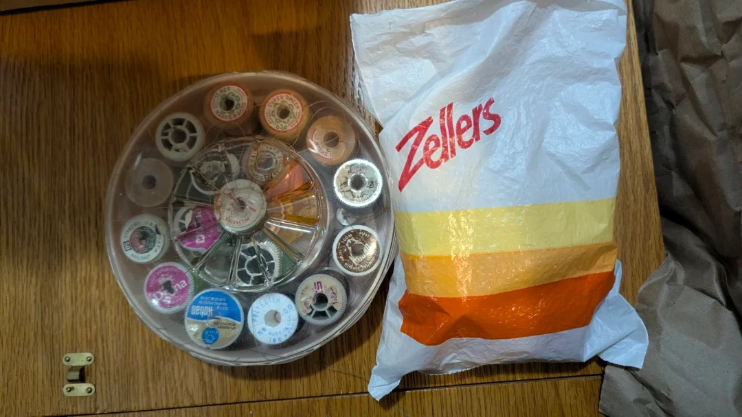 Vintage Assorted Thread Spools - photo 2