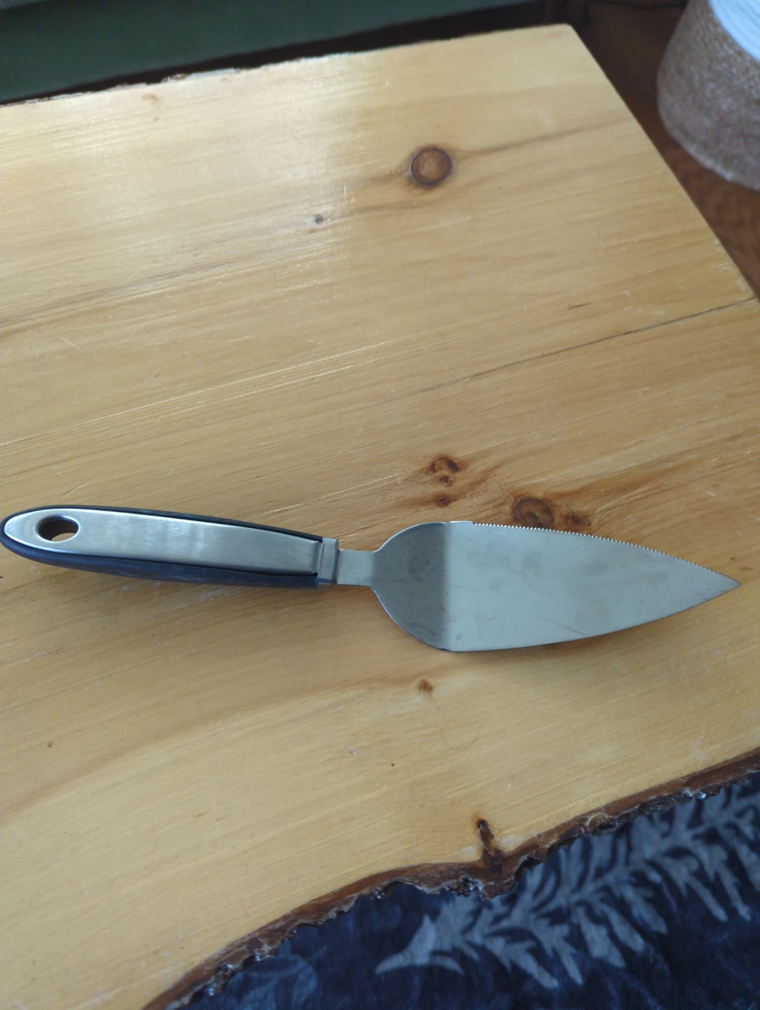 Cake Server with Serrated Edge