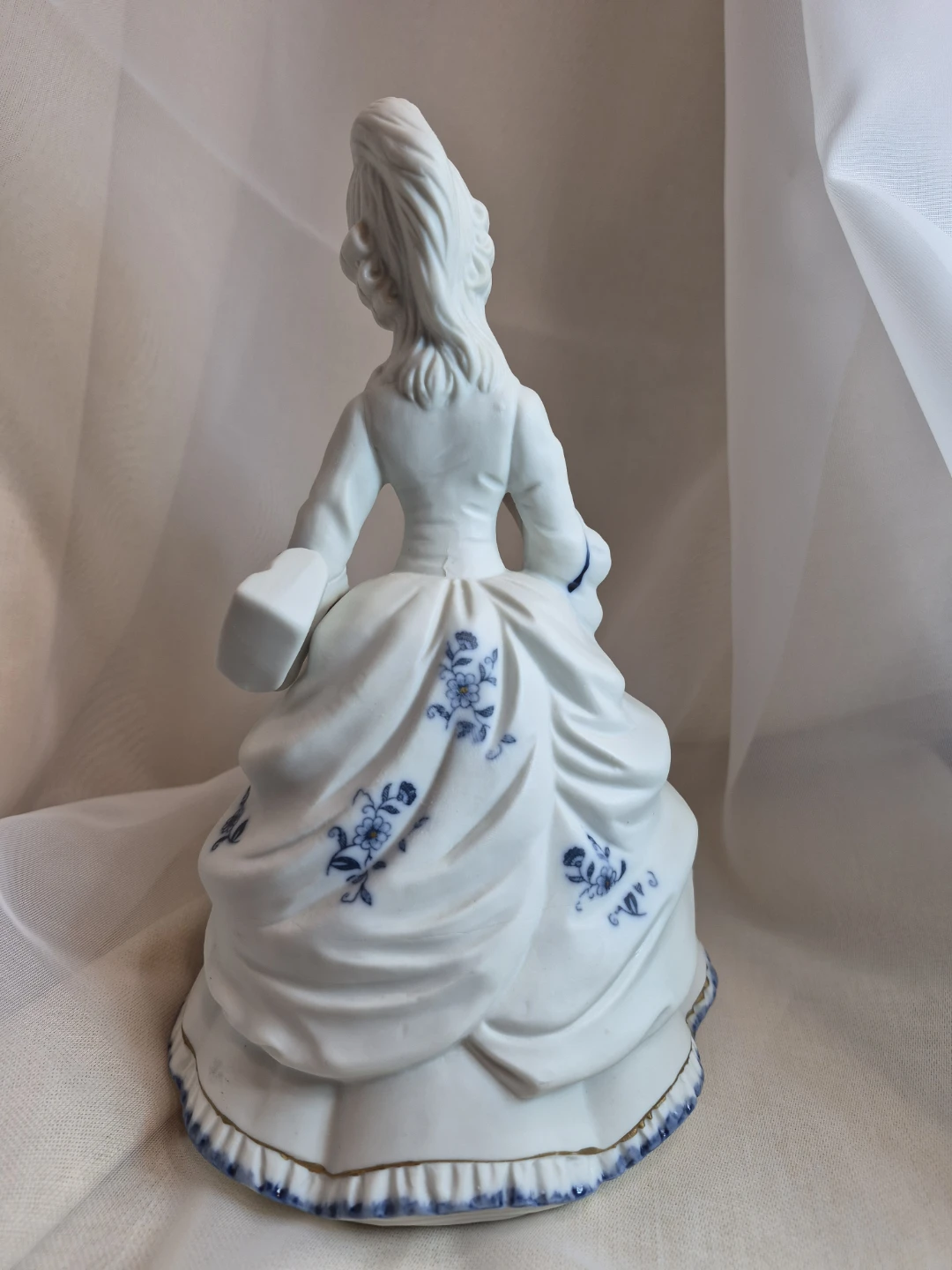Beautiful 9" Vintage Porcelain Blue & White Lady Figurine - photo 3