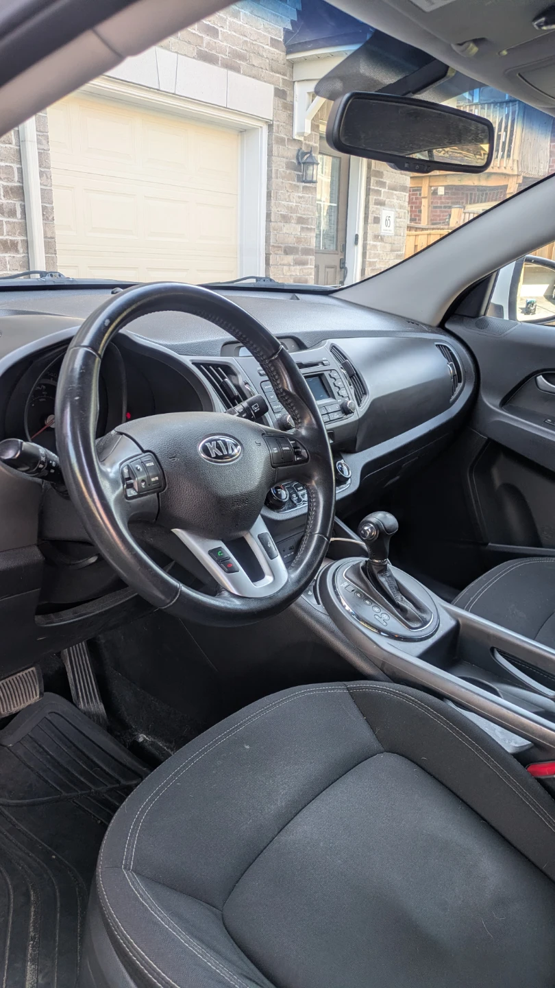 White Kia Sportage SUV - photo 4