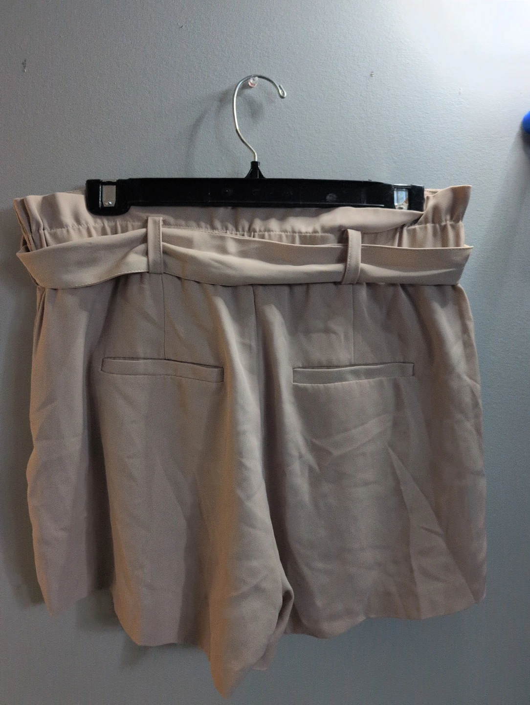 Beige high waisted shorts with tie belt - photo 4