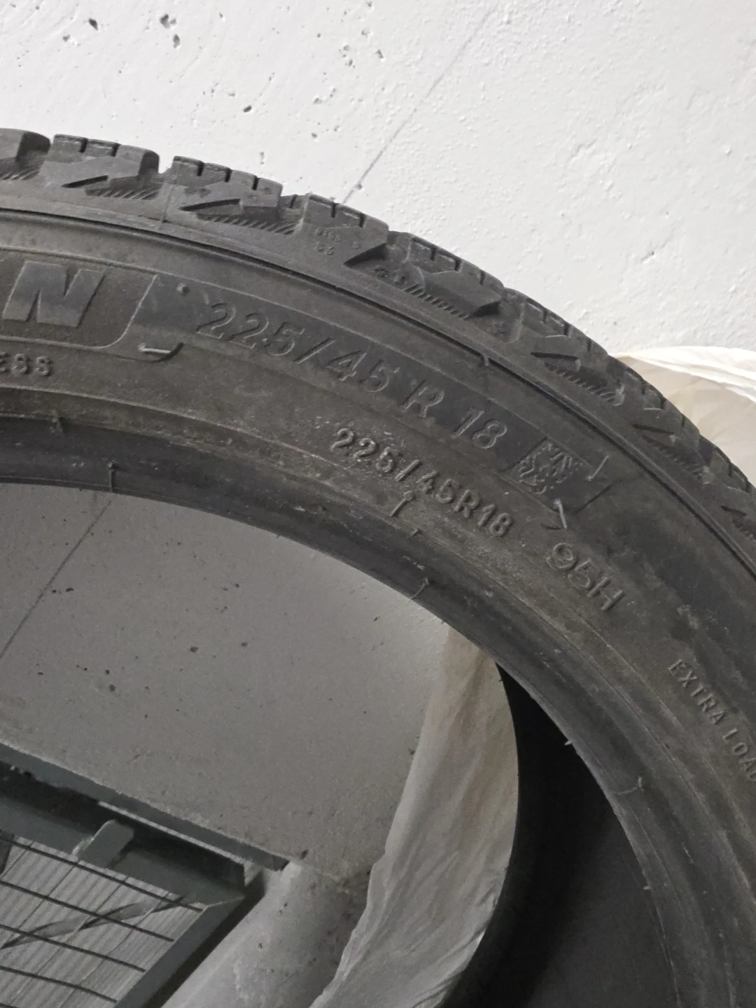 Michelin X-Ice Snow Winter Tire 225/45 R18