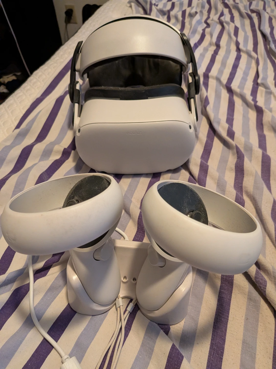 Oculus Quest 2 Headset w/ rechargeable Controllers
