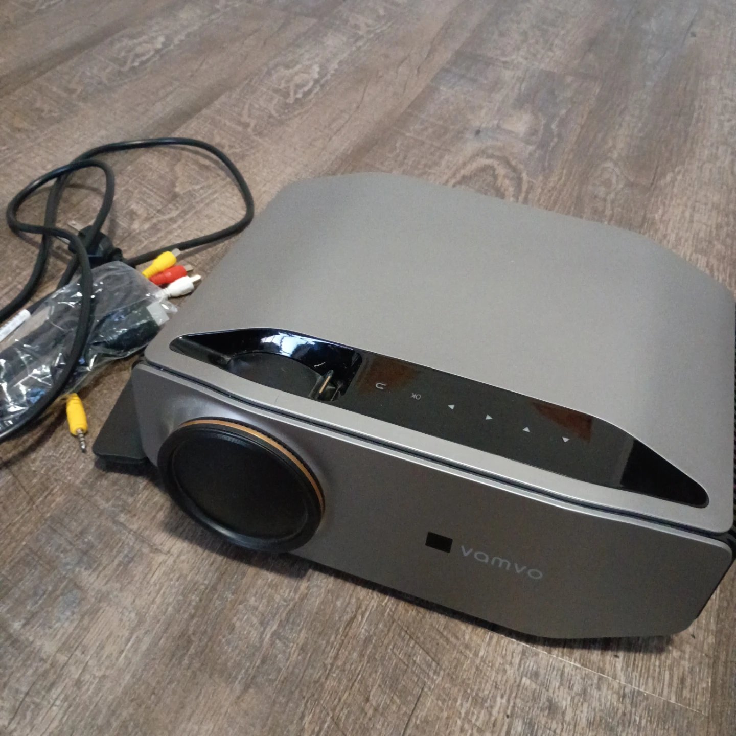 Vamvo Projector with Carrying Case and Cables