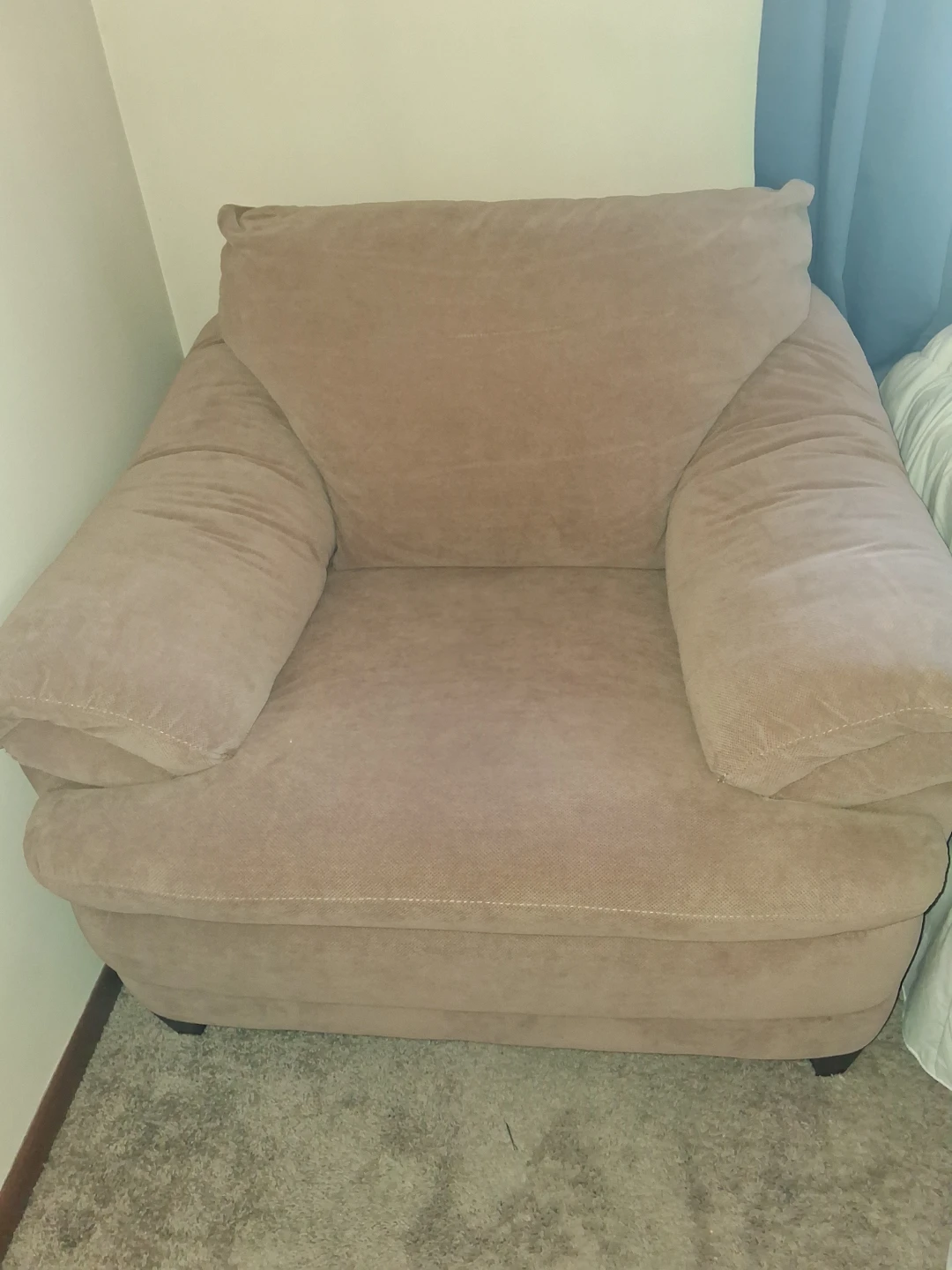Comfy big chair with wood legs - photo 2