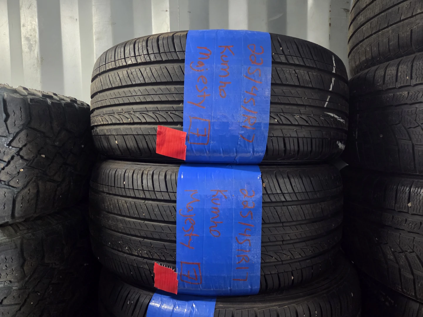 Kumho Majesty Solus 225/45R17 Tires