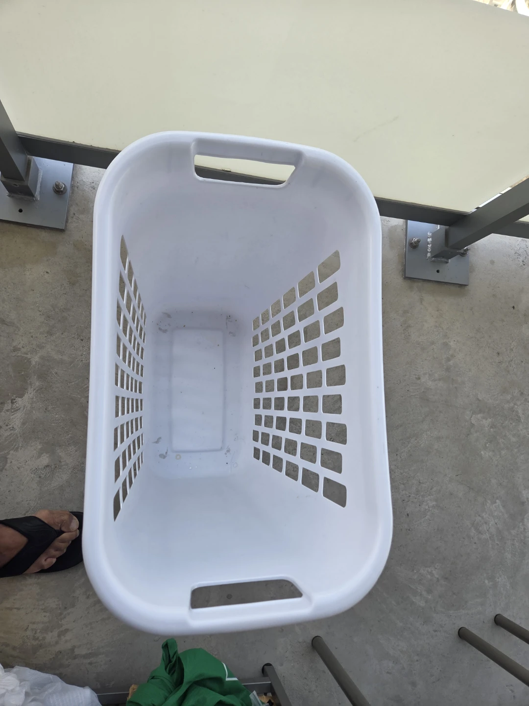 Sterilite White Plastic Laundry Basket - photo 4