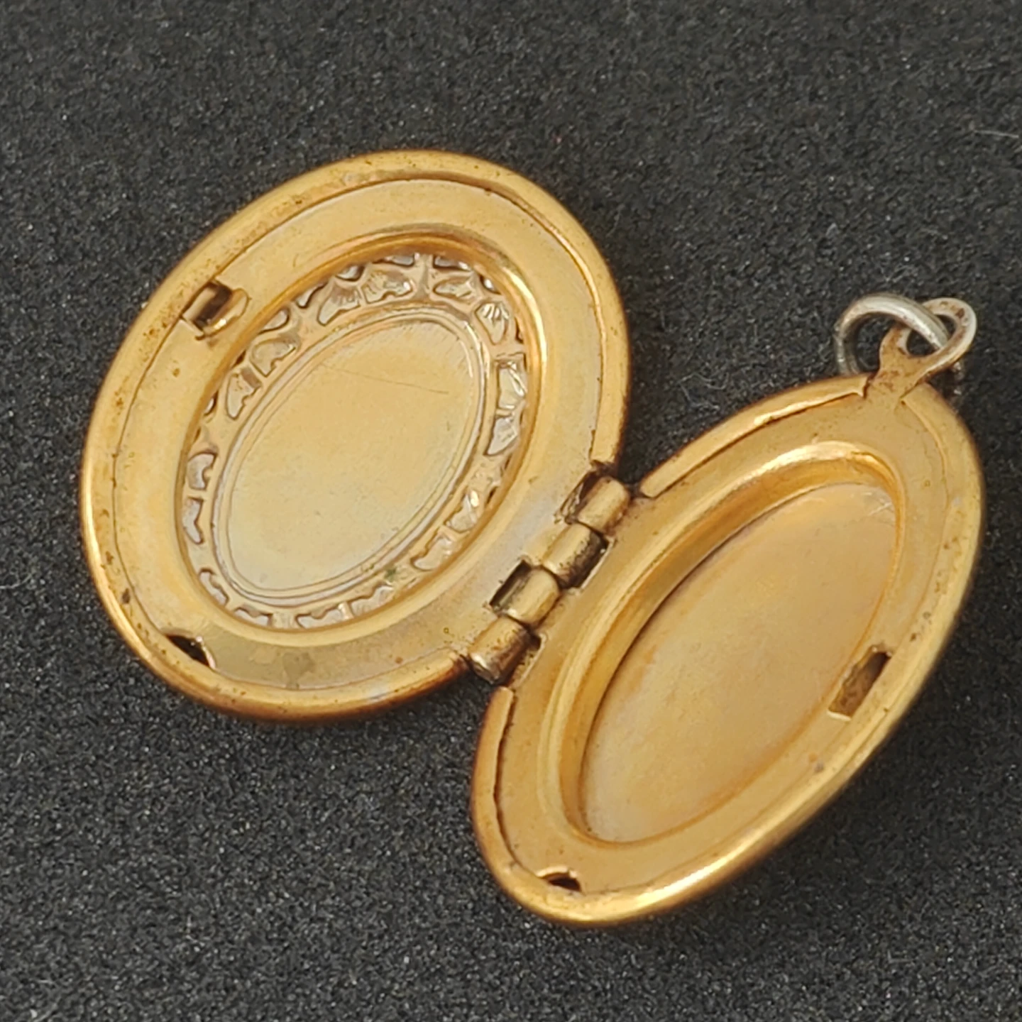 Vintage Gold toned Oval Locket Pendant - photo 3