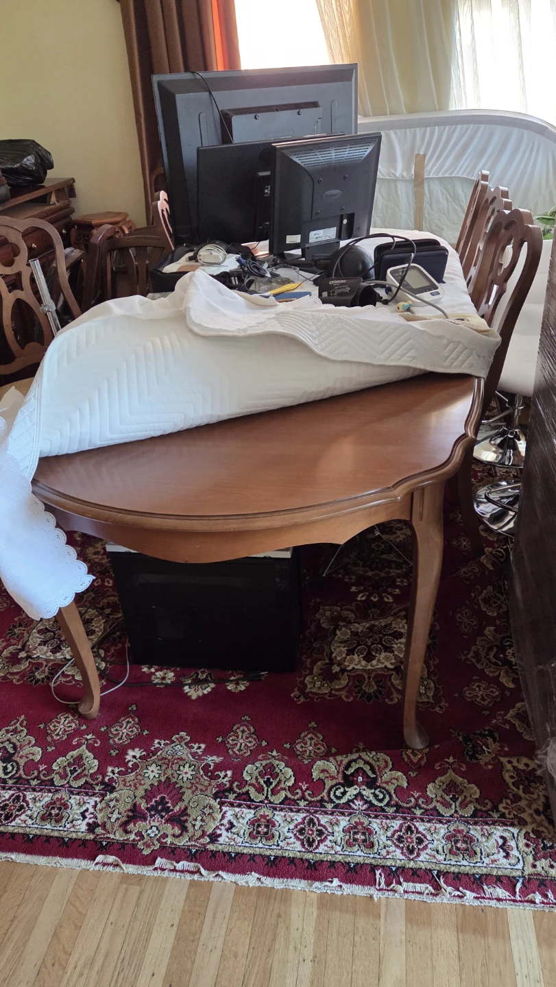 Wooden dining table with 2 leaves for extending