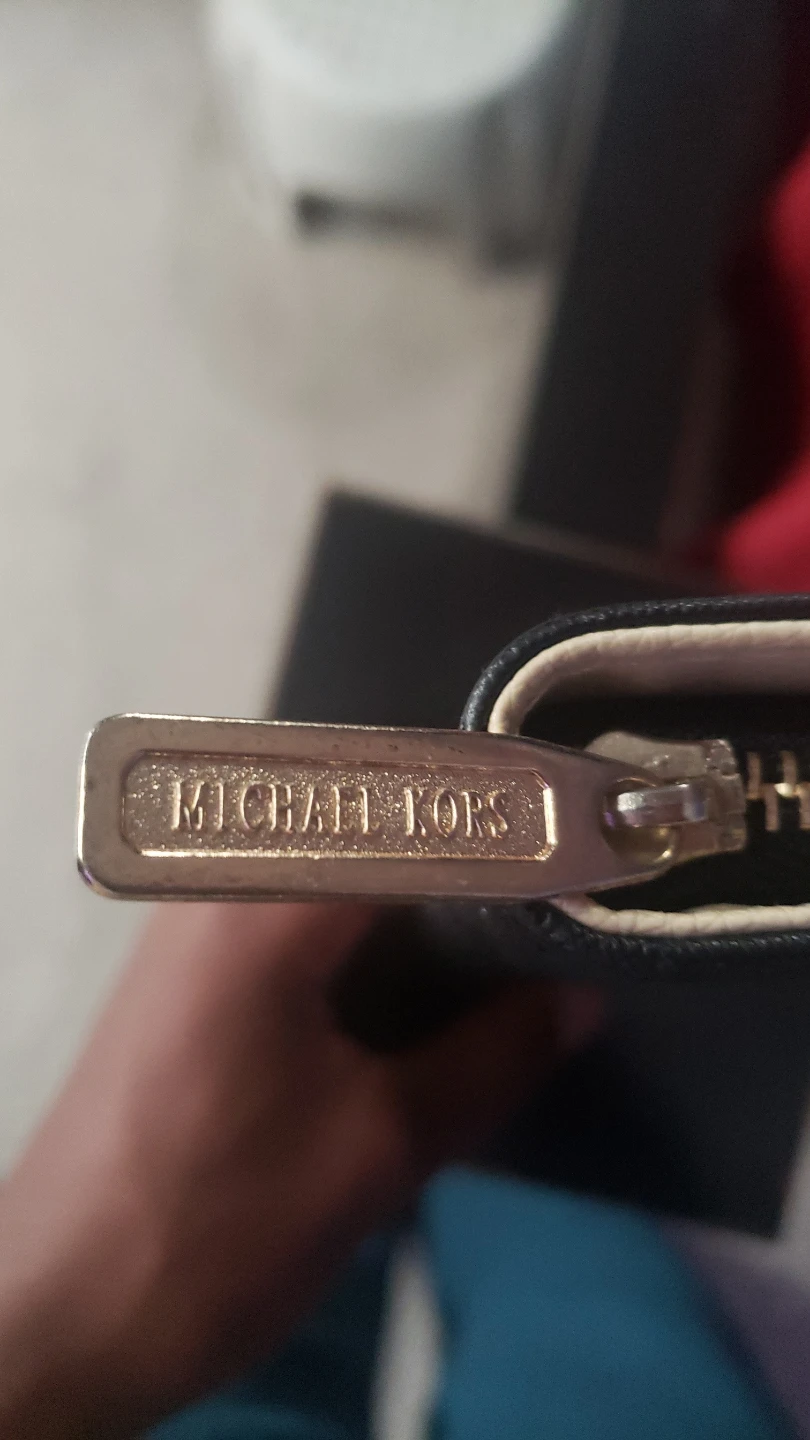 Michael Kors zip-around wallet - photo 2