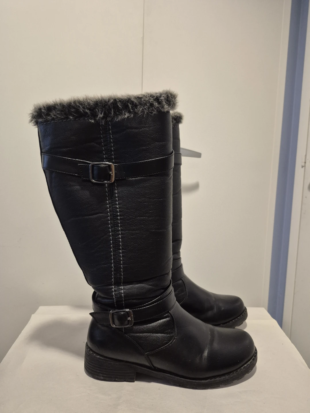 ​Women's Faux Fur Tall Winter Boots (Size 9M) - photo 3