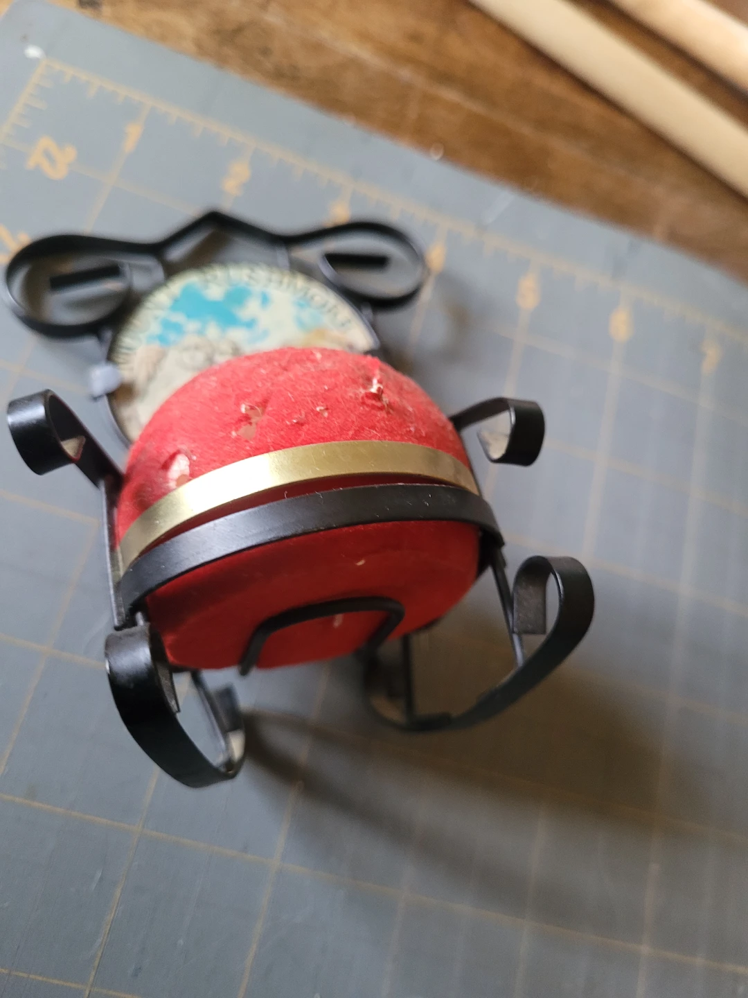 Mount Rushmore Pincushion Holder - photo 3