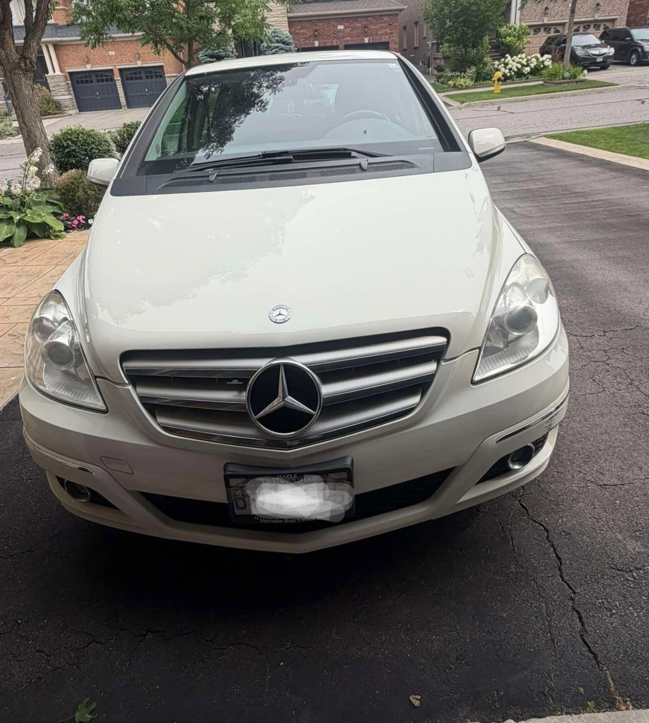 White Mercedes-Benz B200