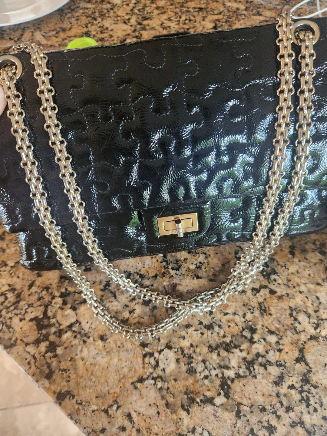 100% authentic  chanel puzzle-embossed handbag - photo 3