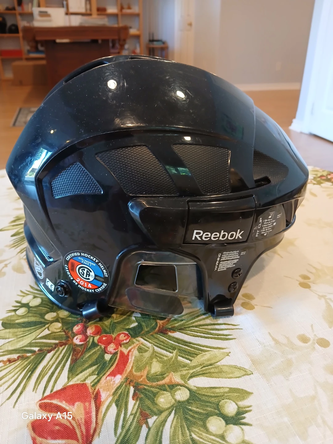 MOVING SALE - Reebok Hockey Helmet - photo 4