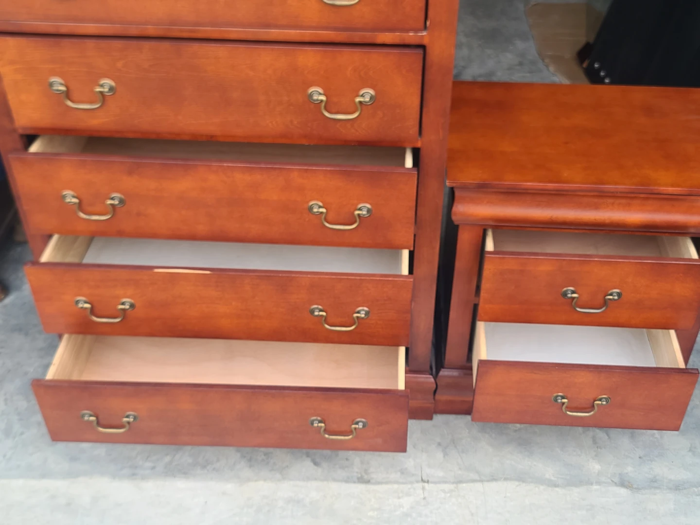 Traditional Cherry Wood Dresser and Nightstand Set - photo 3