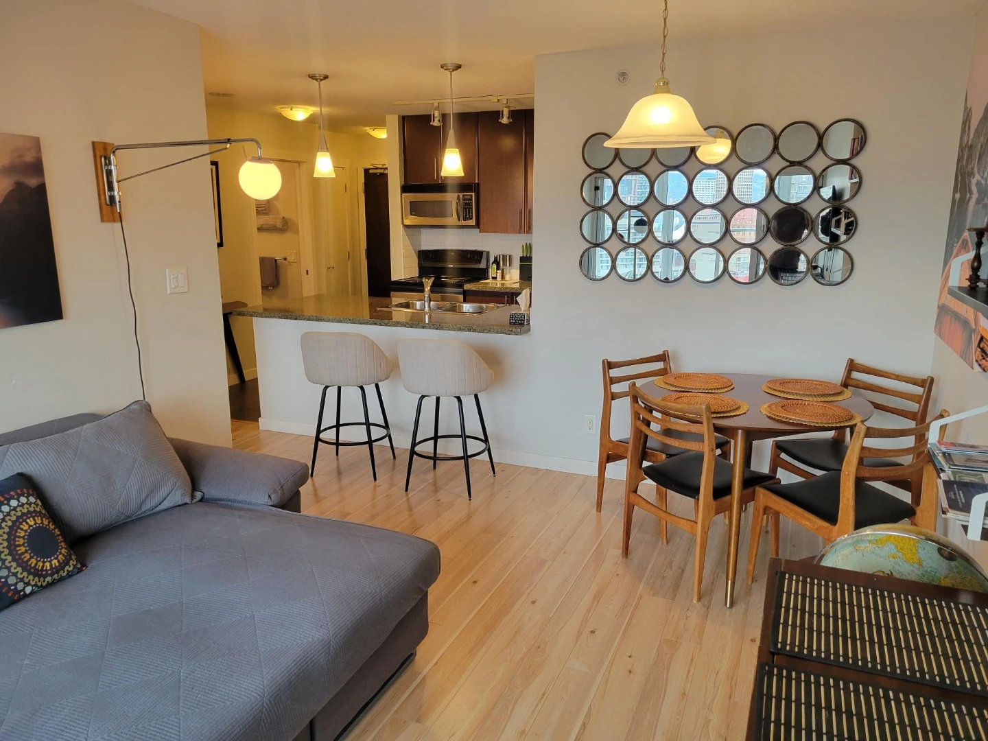 Spacious  High-Rise View Fully Furnished 1Br + Den + Solarium - photo 2