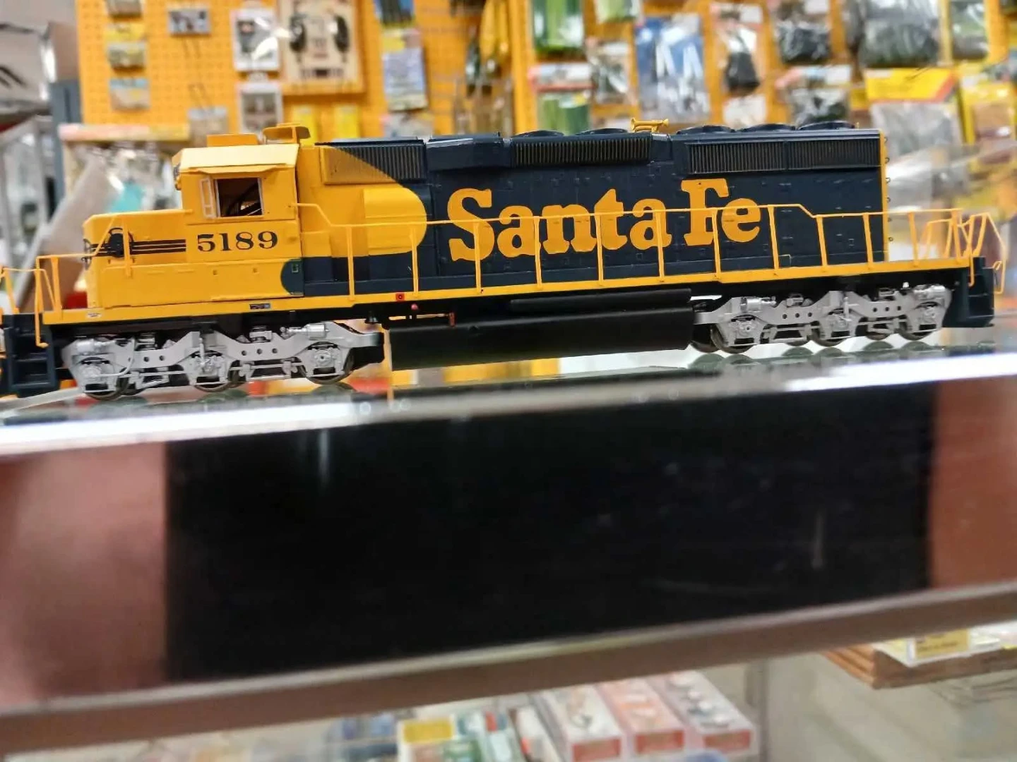 Athearn Santa Fe SD40-2 5189 Model Train Engine - photo 3