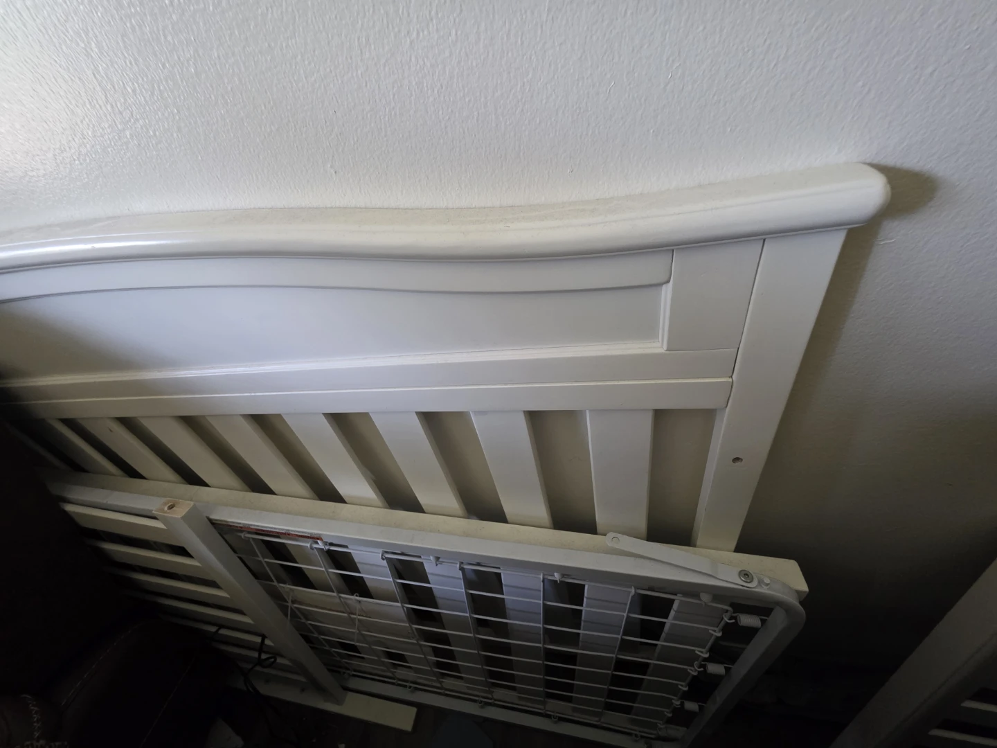White Crib and mattress