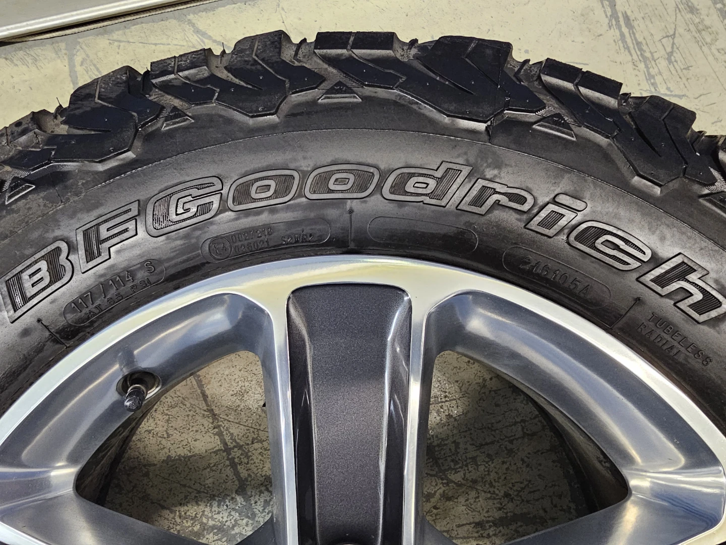 JEEP WRANGLER O.E.M RIMS AND ALL TERRAIN TIRES 255/70 R18 - photo 5