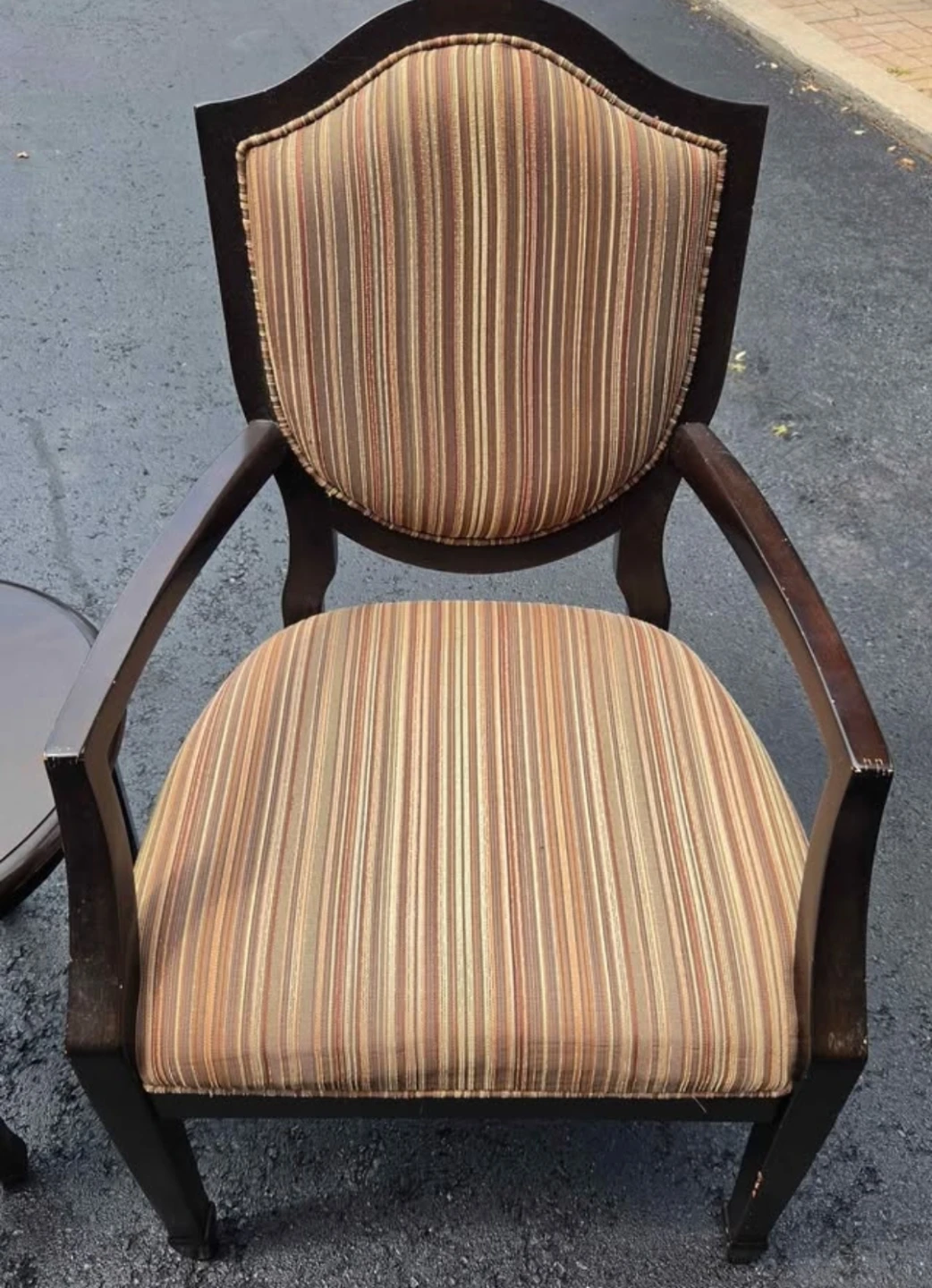 Pair of Upholstered Armchairs with Round Side Table - photo 2