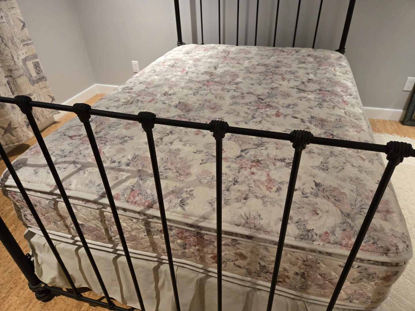 Double bed with frame, pillow top mattress and boxspring - photo 2
