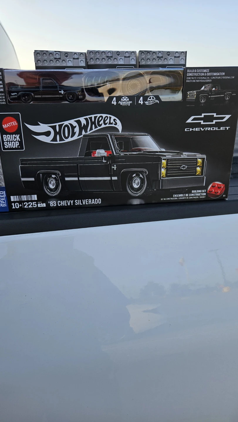 Hot Wheels '83 Chevy Silverado Building Set