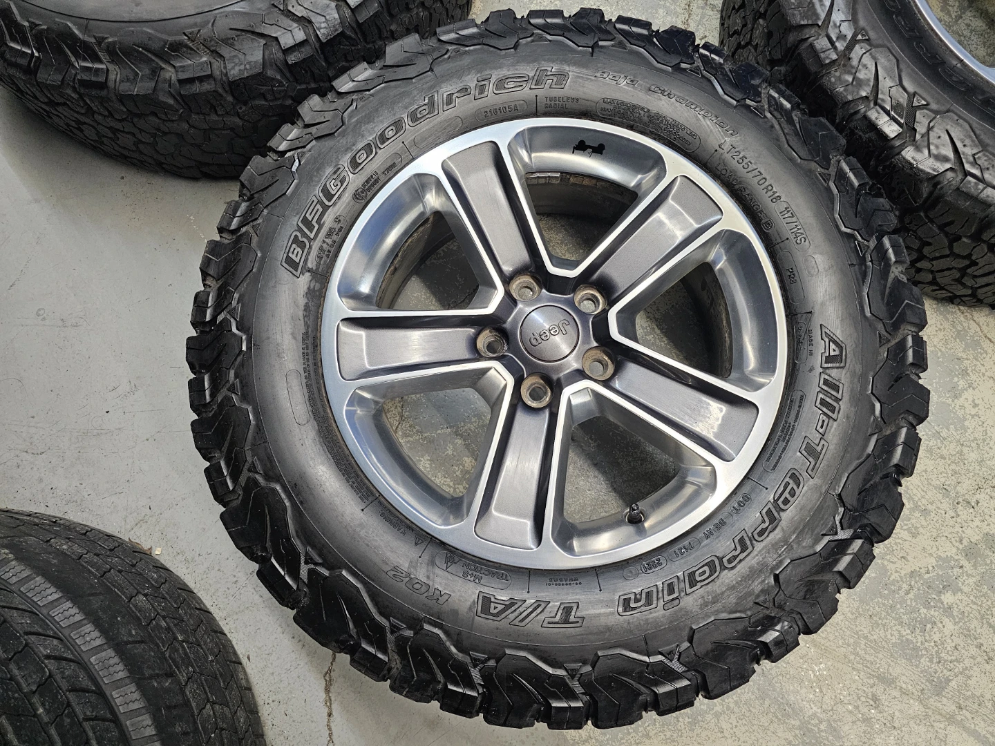 JEEP WRANGLER O.E.M RIMS AND ALL TERRAIN TIRES 255/70 R18 - photo 2