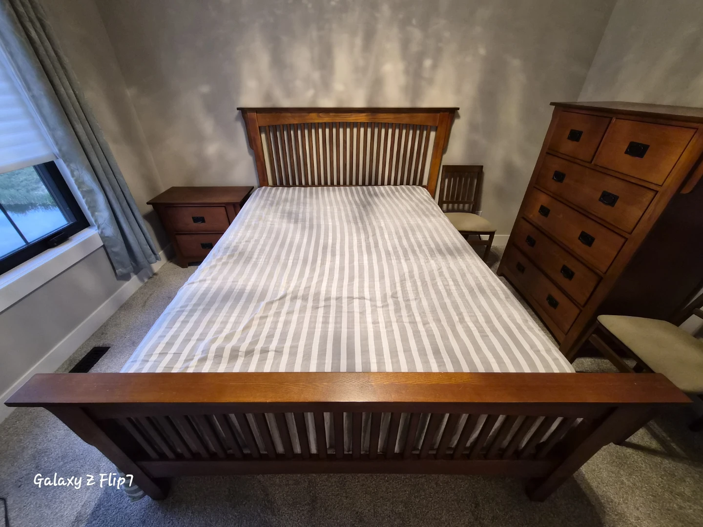 Wooden Queen Bed Frame and Dresser Set - photo 2