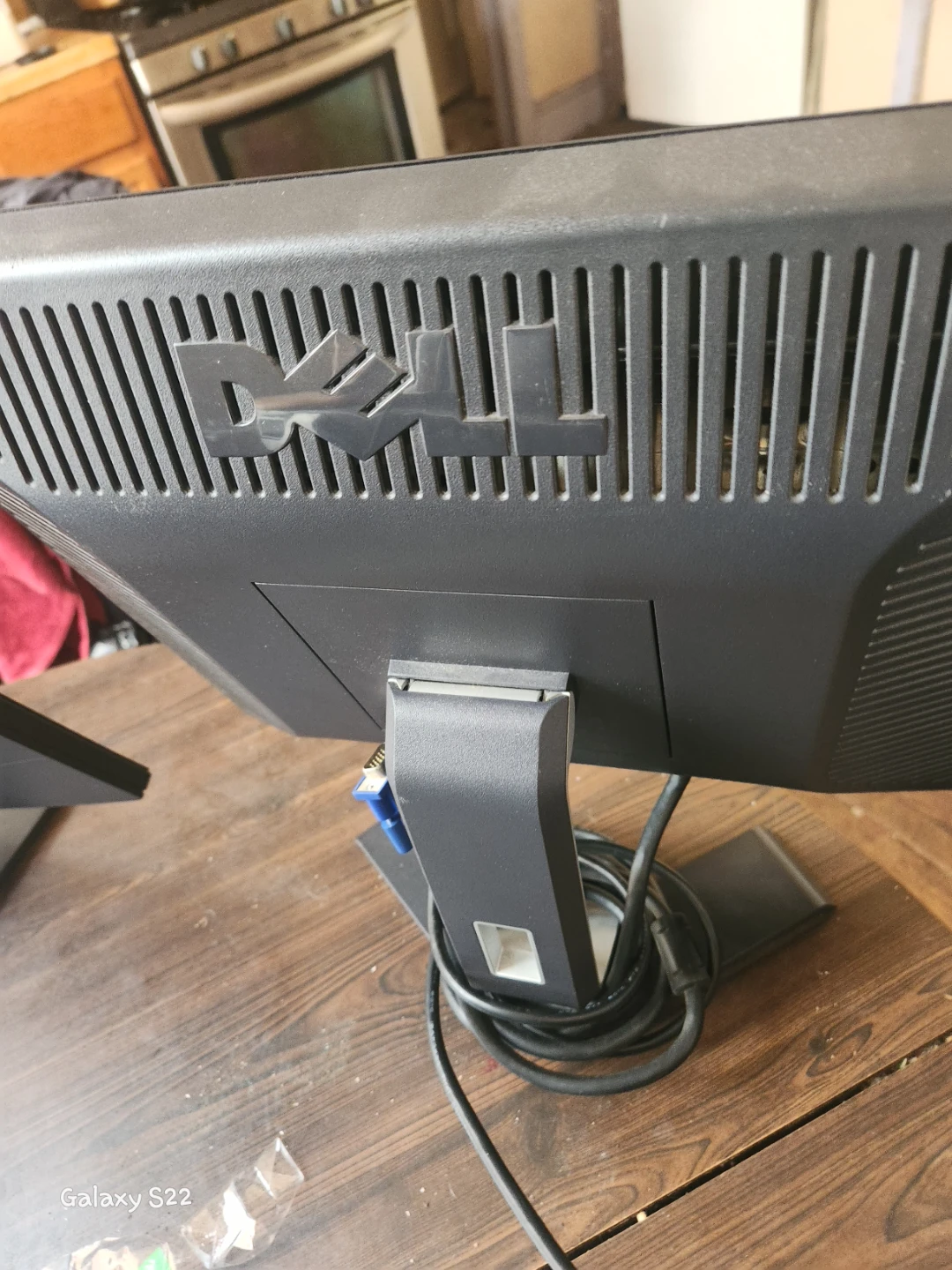 2 budget desktop computer monitors. - photo 2