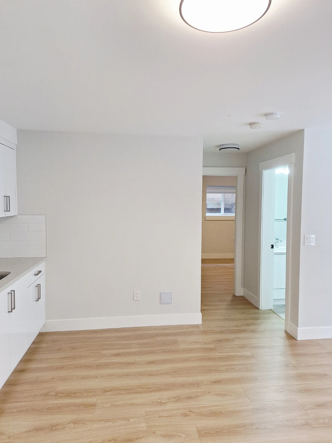 ​🏡 Modern 2 Bed Suite in Brookswood - All Utils & Wi-Fi Included - photo 3