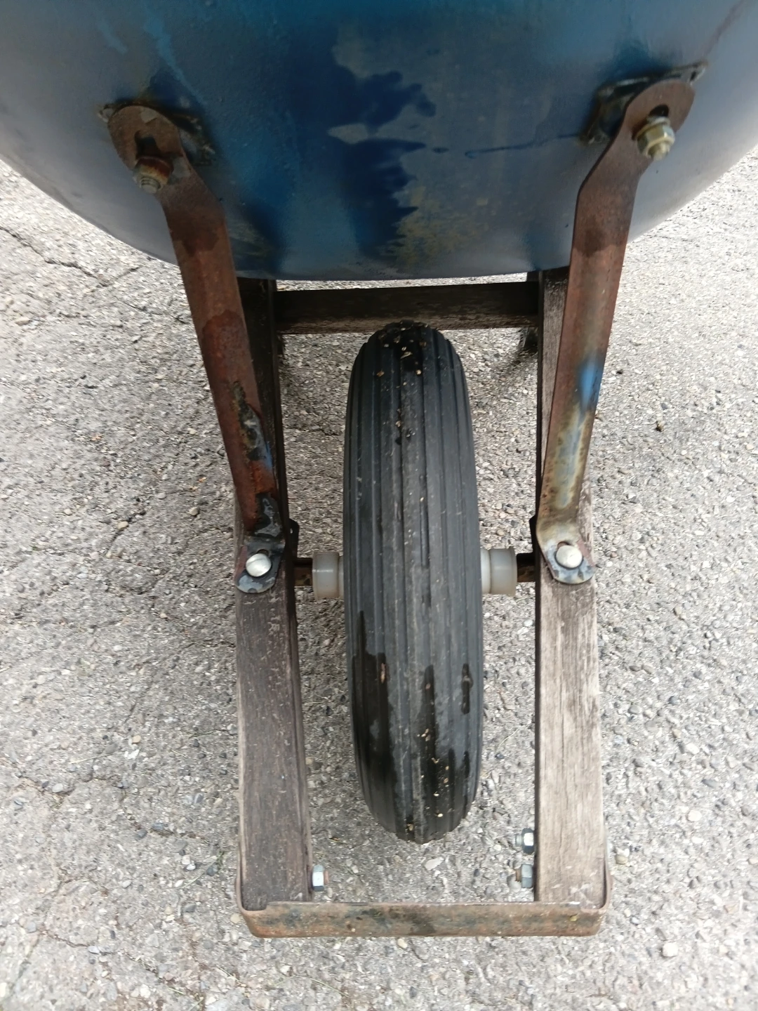Heavy Duty Premium Metal Wheelbarrow - photo 3
