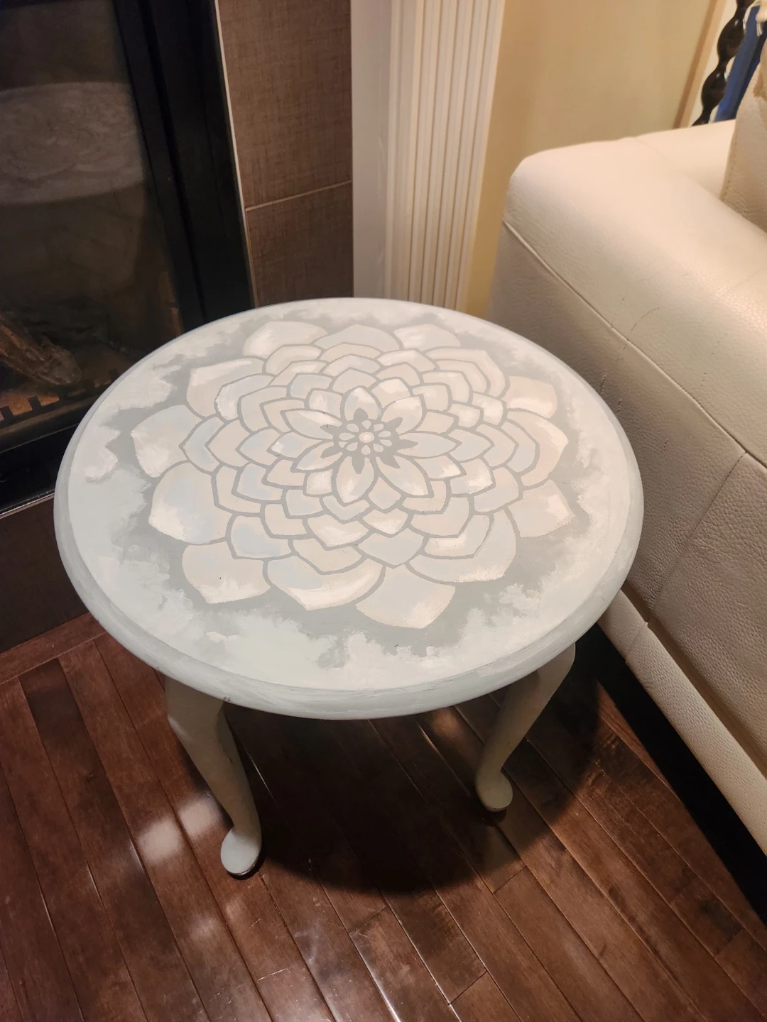 Hand painted Round Accent Table with lotus flower design - photo 5