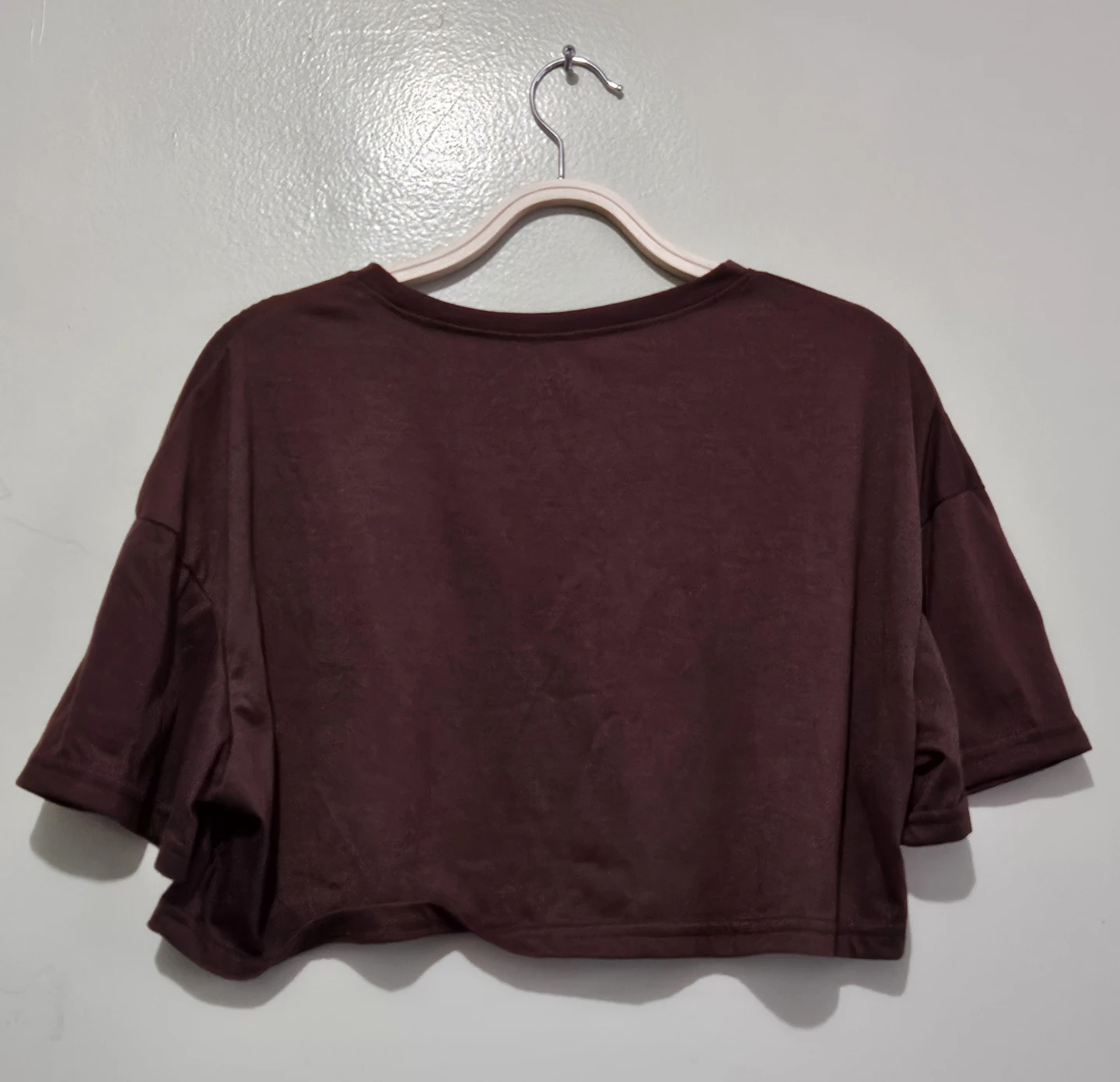 Cropped Dark Brown Short-Sleeved Graphic T-Shirt. - photo 2