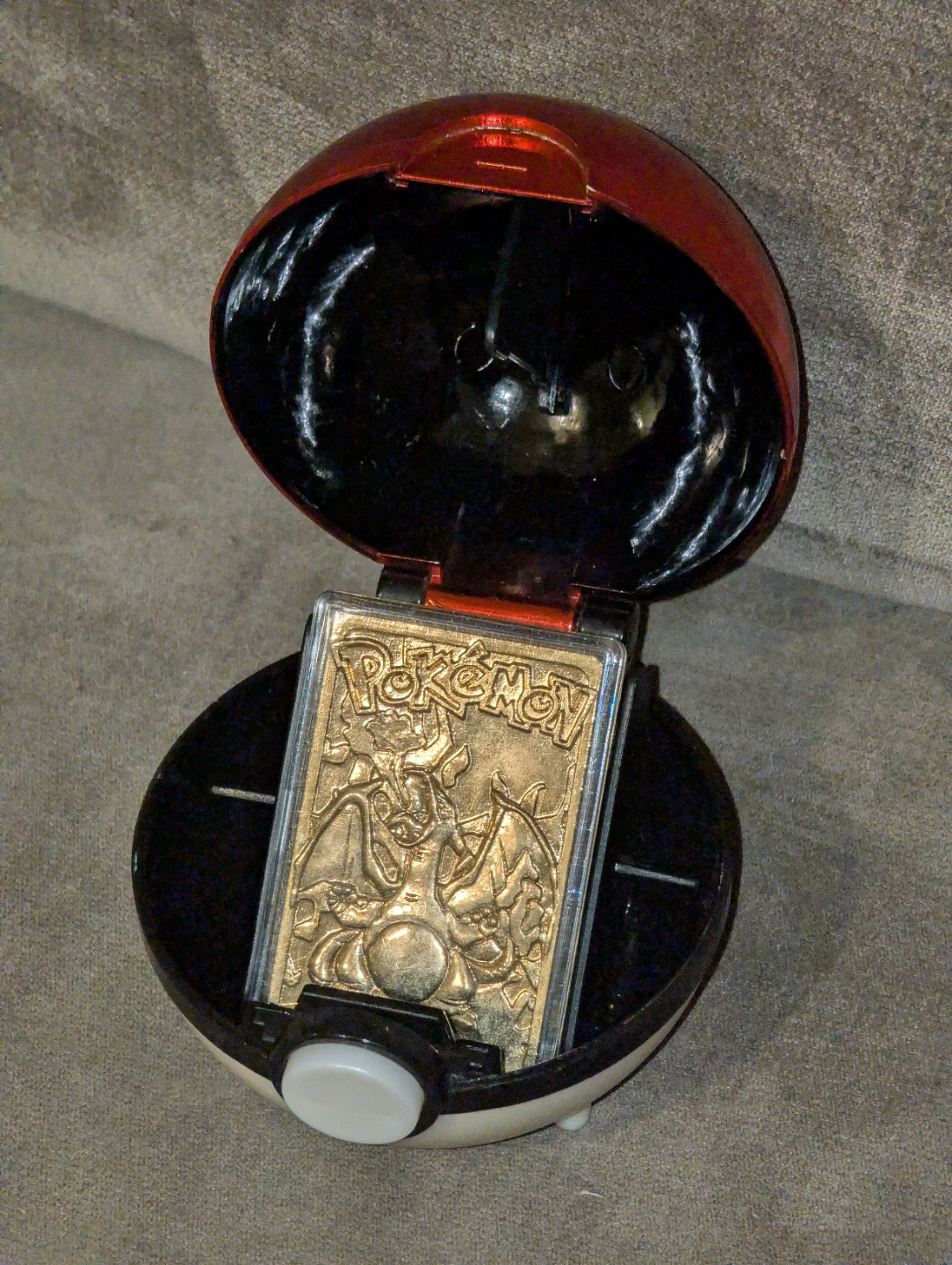 1999 Pokémon 23K Gold-Plated Card Charizard with COA & Pokéball