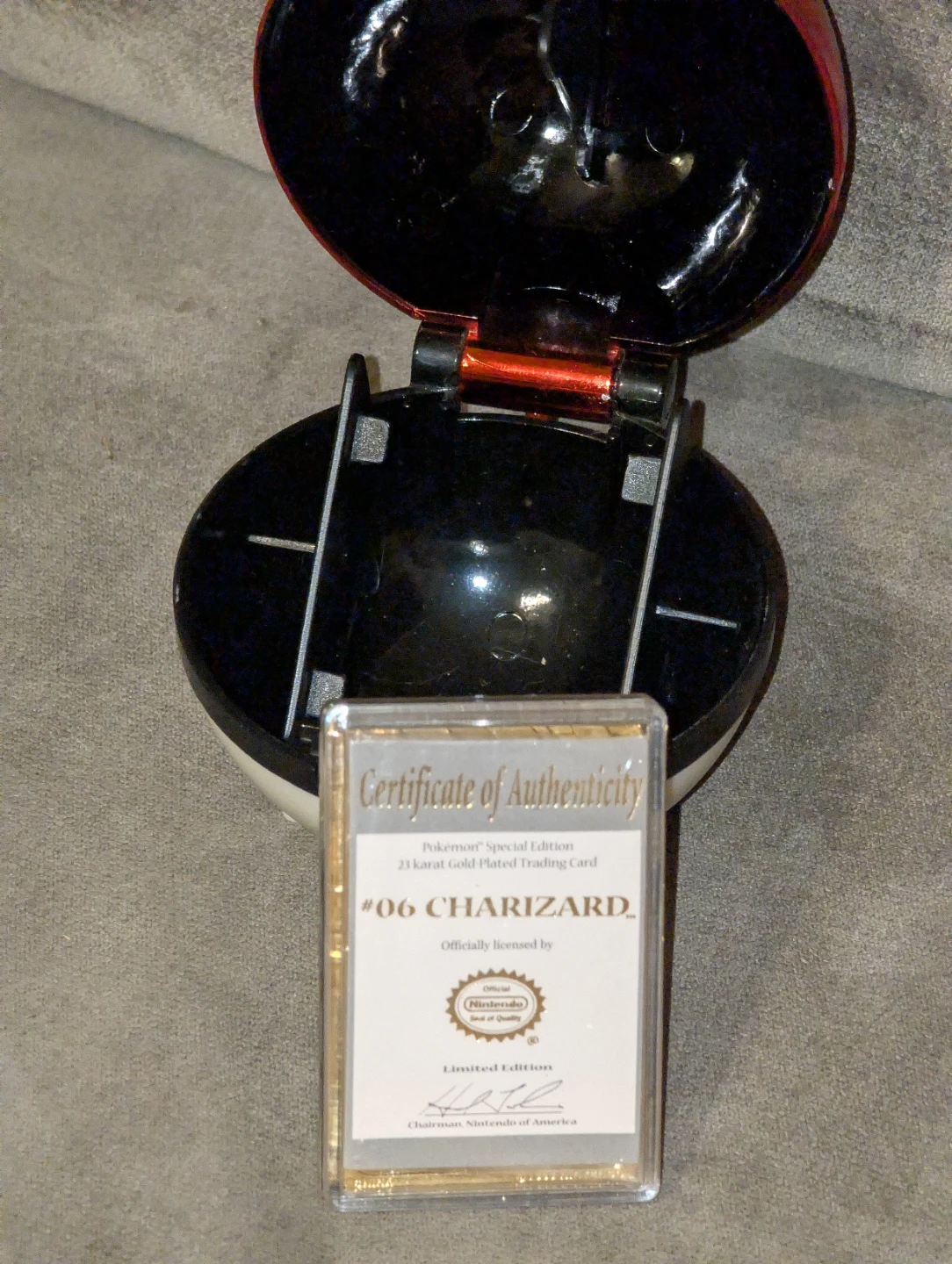 1999 Pokémon 23K Gold-Plated Card Charizard with COA & Pokéball - photo 5