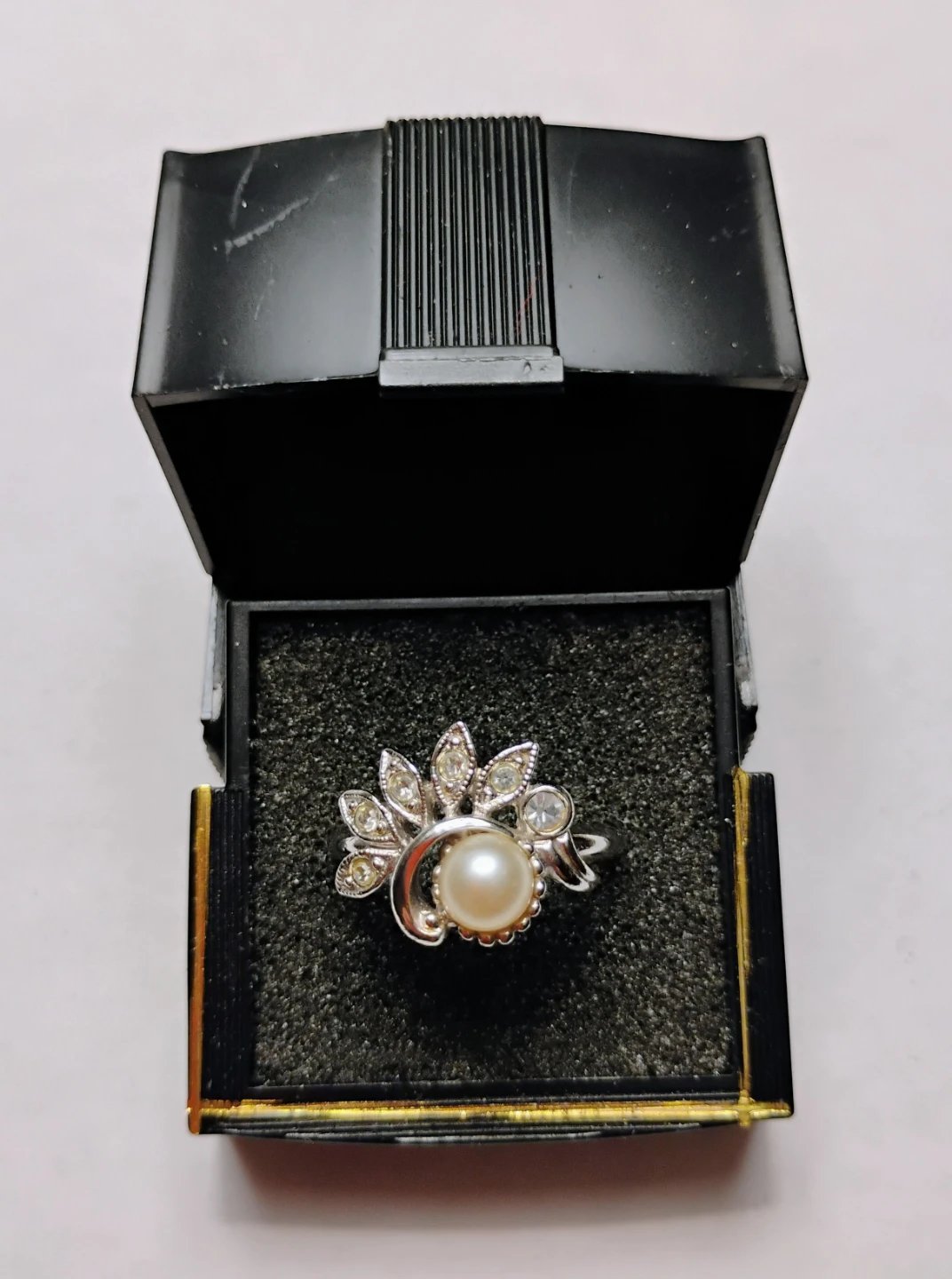 AVON VINTAGE RING (PEACOCK FANFARE FAUX PEARL RHINESTONE)