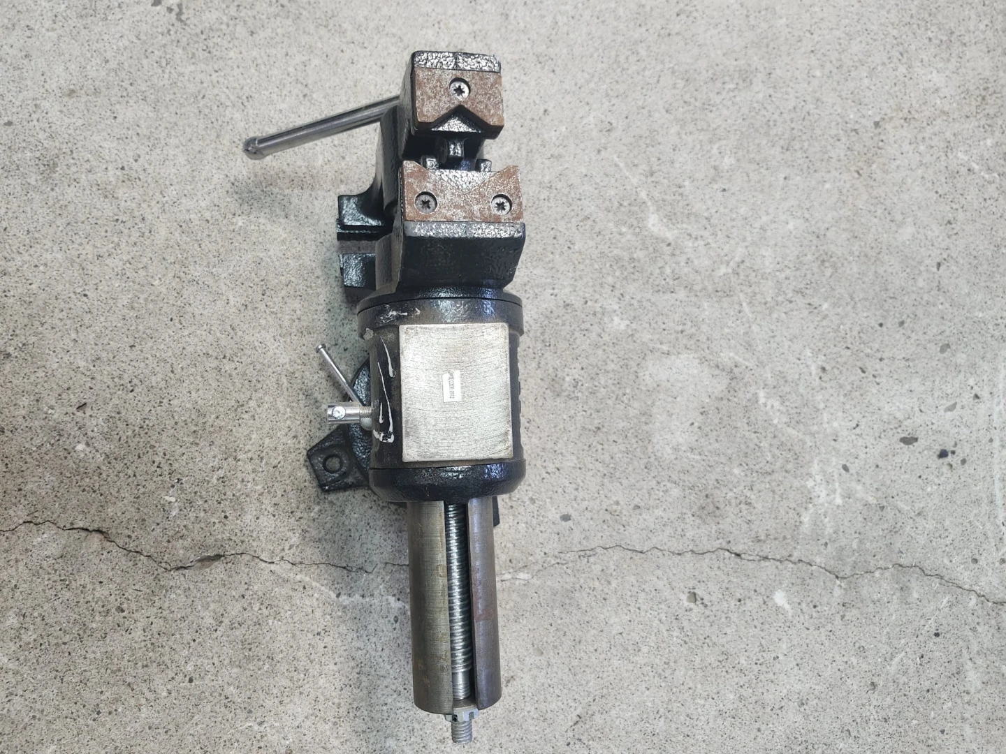 Heavy-Duty Swivel Bench Vise – Excellent Condition - photo 2