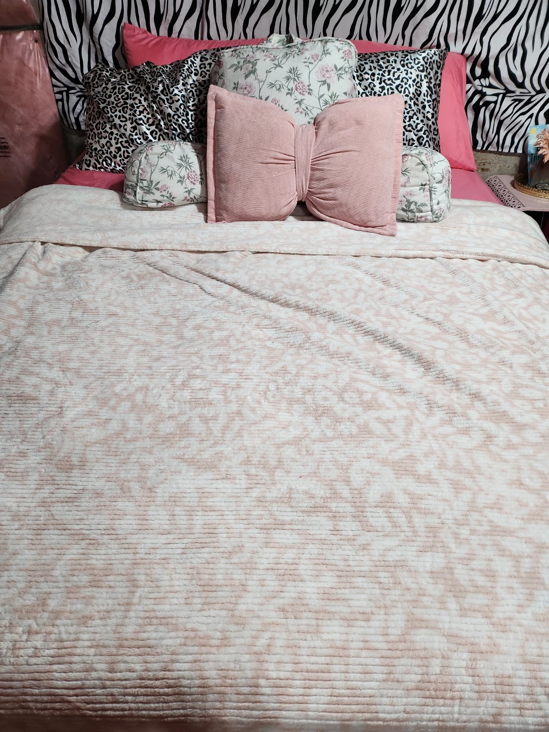 QUEEN SIZE Pink and White Patterned Textured Blanket - photo 2