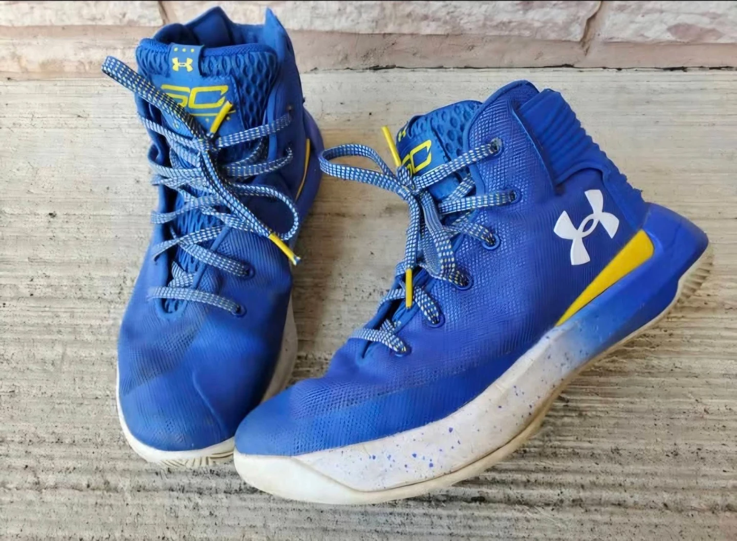 Under Armor youth size 5.5 shoes. Pick up in Kitchener, $18